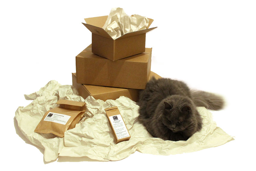 kätts-Chefkatze Felina präsentiert das gesamte Verpackungsortiment von kätts: Kartons, Papiertüten und Papierbögen zum Ausstopfen.