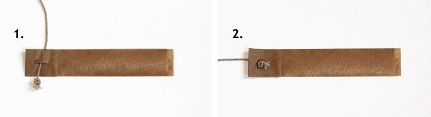 In nur zwei Schritten lässt sich ein Ersatzanhänger Kolibri an der Anhängerschnur befestigen